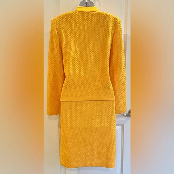 St. John Tangerine Textured Knit, Mandarin Collar, Chain Detail Suit, Size 6 - Picture 2 of 5